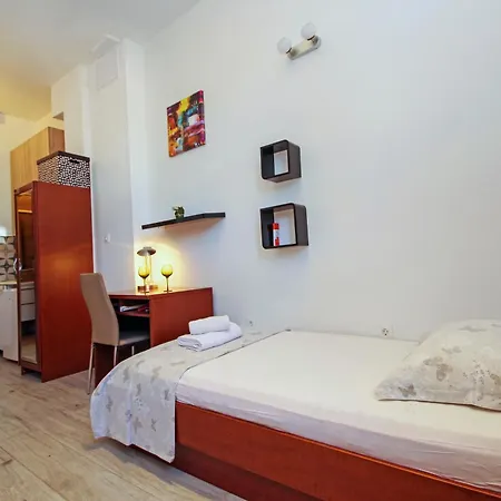 Campus Apartment Split